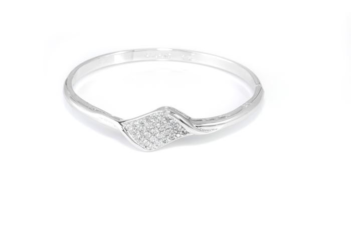 צמיד דגם מעוין משובץ יהלומים